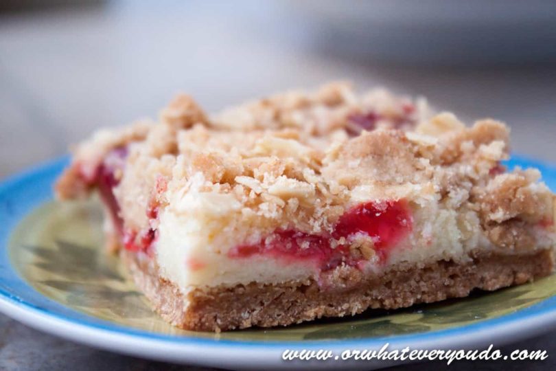 Strawberry Cheesecake Crumble Bars