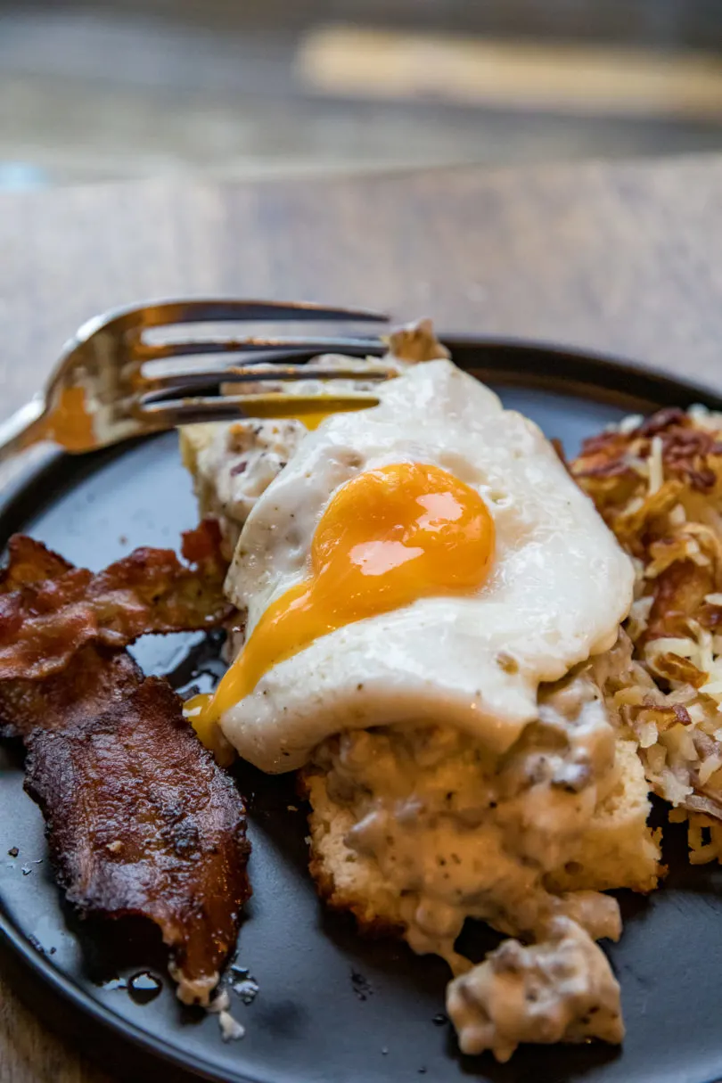 Breakfast Made Easy: Cooking Bacon, Eggs, Sausage, Biscuits, and Gravy on a  Blackstone Griddle!